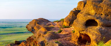 Kaya erozyonu. Yerden ve taştan yıpranmış. Jeolojik oluşumlar.