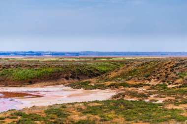 Nehirdeki su demir doygunluğu nedeniyle kırmızıdır..