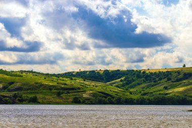 Don nehrinin panoramik manzarası ve tepeler, yamaçlar, bozkır kıyıları, dere, nehir kıyıları.