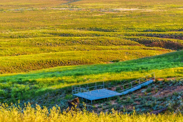 Drewniana Platforma Glamping Stepie Lub Półpustyni — Zdjęcie stockowe