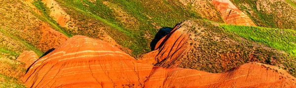 Grande Montanha Bogdo Camadas Arenito Vermelho Afloram Nas Encostas Montanha — Fotografia de Stock