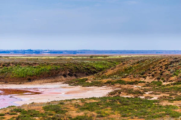Nehirdeki su demir doygunluğu nedeniyle kırmızıdır..