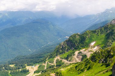 Zigzag Dağı 'nın zirvesine giden toprak yol. Yaz dağı manzarası