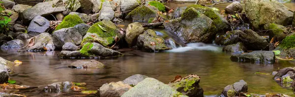 Nahaufnahme Der Wasserfallbewegung Der Wasserstrom Fließt Den Felsen Herum Und — Stockfoto