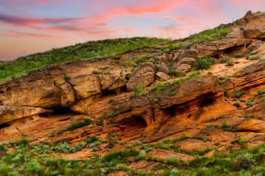 Büyük Bogdo Dağı. Hazar bozkırlarındaki kutsal dağlarda kırmızı kumtaşı çıkıntıları - Baskunchak doğa rezervi, Astrakhan bölgesi, Rusya