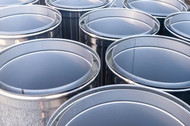 Mallar depoda. Parlak modüller ya da bacalar için paslanmaz çelik borular. Modüler baca, yakın plan..