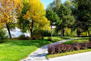Çiçek yatakları, Çimen Yolu ve Resmi Bahçedeki Süslü Vazo.