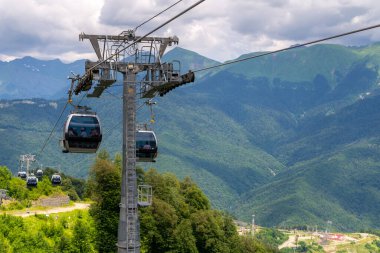 Yaz dağlarında kablolu ya da kablolu tren..