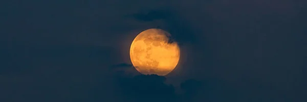 Ярко Желтая Полная Луна Облаках Небоскрёб — стоковое фото