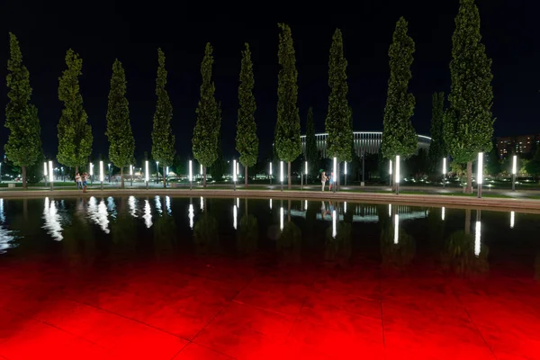 Alberi Disposti Simmetricamente Con Lanterne Lungo Fontana Nel Parco Krasnodar — Foto Stock