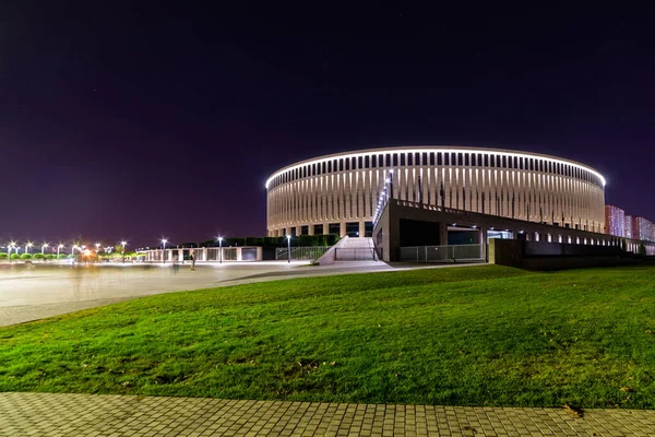 ロシアのクラスノダール市にあるナイトシティパーク 公園は同じデザインスタイルで作られており 幾何学とリズムがたくさん含まれています — ストック写真