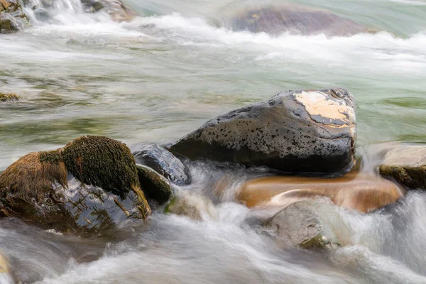 岩流流水 山区河流 — 图库照片