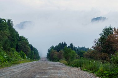Bulutlara doğru dağ yolu, kötü hava