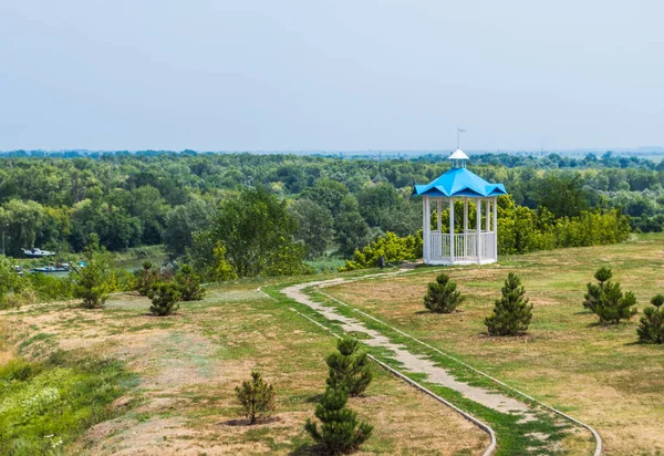 Caminho Para Uma Rotunda Grama Com Abetos Cidade Azov — Fotografia de Stock