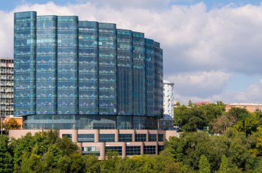 Rusya 'nın Rostov-on-Don kentinin güney girişindeki tepede yeşil ağaçlarla çevrili modern bina