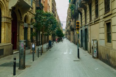 Barselona, İspanya - 24 Haziran 2013: Barcelona, Katalonya 'nın Gotik Mahallesinin eski sokakları. Eski Barselona şehrinin merkezidir. Turistik yaşamın merkezi.