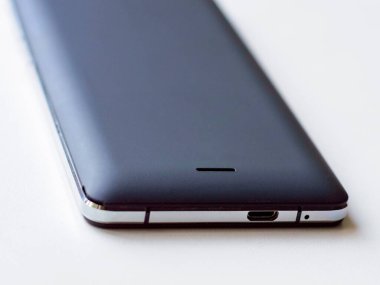 Yüzeyde beyaz arkaplanda izole siyah, beyaz ekranlı akıllı telefon var..