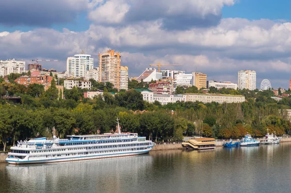 Güney Rusya Rostov Don Daki Rıhtıma Demirlemiş Bir Yolcu Gemisi — Stok fotoğraf
