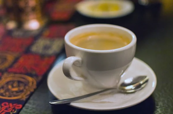 Egy Csésze Kávé Egy Fekete Asztalon Sekély Mélységélesség Koncentrálj Pohár — Stock Fotó