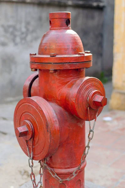 Czerwona Rura Wodociągowa Hydrantu Pobliżu Drogi Hydrant Przeciwpożarowy Awaryjnego Dostępu — Zdjęcie stockowe