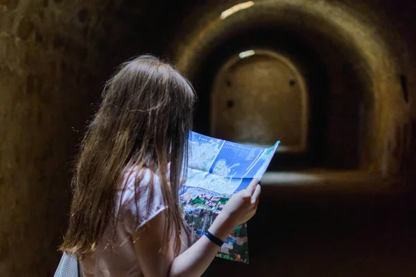 Κορίτσι Πεζοπόρος Διαβάσει Ένα Χάρτη Στο Μπουντρούμι — Φωτογραφία Αρχείου