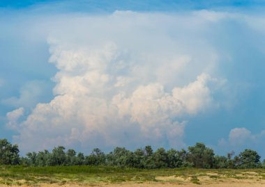 Mavi gökyüzünde büyük ve tüylü bir kümülonimbus bulutu