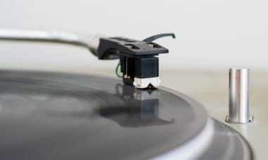 Turntable vinil müzik çalar, analog ses teknolojisi DJ için analog ve dijital müzik çalar. Kapat, profesyonel stüdyo, konser, etkinlik için makro ekipman.