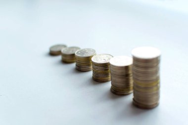 Artan madeni para sütunları, beyaz zemin üzerinde izole para basamakları iş ve finansal kavram fikri için kopyalama alanı.