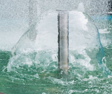 Çeşmede donarak düşen sular.