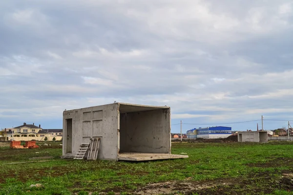 Uma Caixa Concreto Abandonada Campo Usada Como Uma Casa — Fotografia de Stock