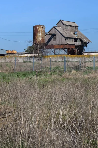 Façade Une Maison Rurale Abandonnée Dans Une Ferme Contre Paysage — Photo