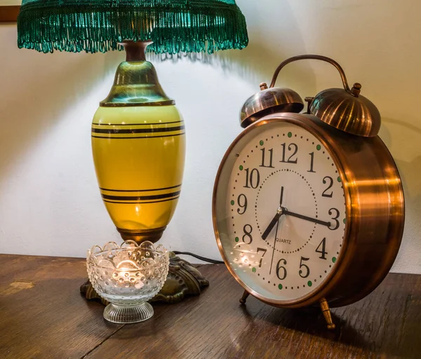 Weißer Vintage Wecker Weichen Licht Der Lampe Auf Dem Tisch — Stockfoto