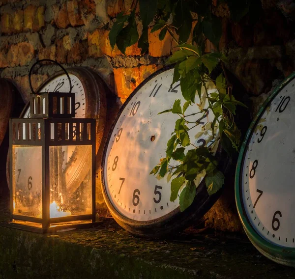 Tres Viejos Relojes Sin Flechas Cálida Luz Las Velas Fondo —  Fotos de Stock