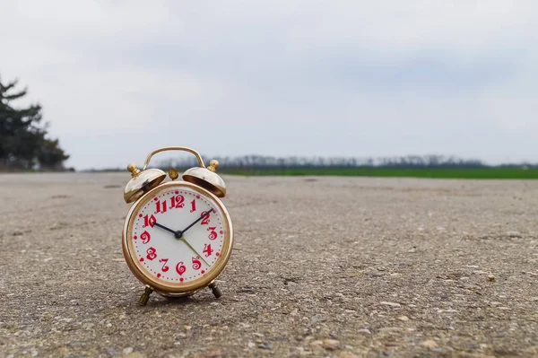 Conceito Tempo Relógio Alarme Rua Asfalto — Fotografia de Stock