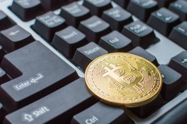 Klavyede bir altın bitcoin. Dijital kripto para birimi kavramı.