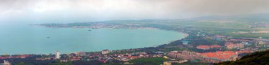 Gelendzhik tatil köyünün panoraması. İnce Pelerinli olanlardan. Gelendzhik Körfezi Markotkh sırtının arka planında görünür.