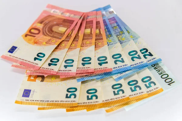 Avro banknotları kırpma yolu ile beyaz üzerine izole.