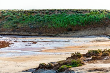 Nehirdeki su demir doygunluğu nedeniyle kırmızıdır..