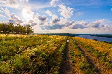 Rahatlama yolu. Büyük nehirle paralel toprak yol.