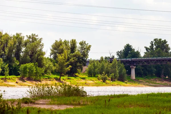 Nehir Üzerinde Otomotiv Beton Metal Köprü — Stok fotoğraf