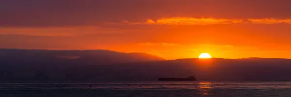 Gün Batımında Kırmızı Güneş Ufukta Bulutların Altında Gökyüzünün Destansı Dramatik — Stok fotoğraf