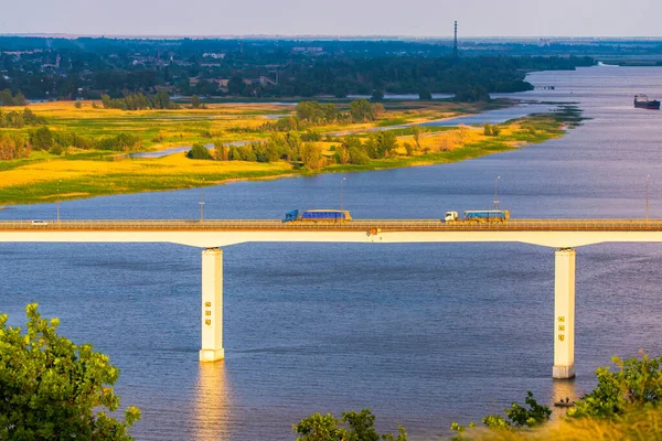 Tepelerin Bozkırların Manzarası Rusya Don Nehri Üzerinde Modern Bir Köprü — Stok fotoğraf