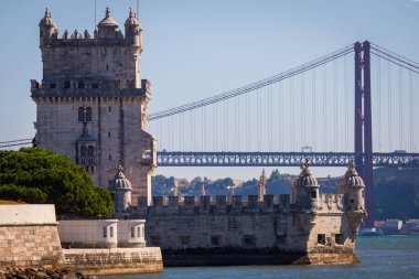 Manzaralı Belem Kulesi ve Tagus Nehri 'nde alçak gelgitlerle süslenmiş ahşap köprü. Torre de Belem, Lizbon 'un Unesco Mirası ve simgesi ve Lizbon, Belem Bölgesi, Portekiz' in en çok ziyaret edilen yeridir..