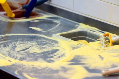 Aşçı mutfakta, pizzanın malzemelerini koyuyor. Pizza konsepti. Gıda üretimi ve teslimatı.