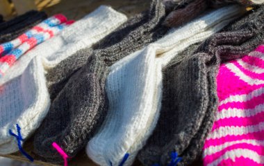 Markette bir avuç renkli yün çorap..