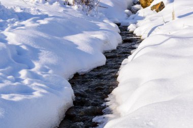 Soğuk kışta dağ nehri manzarası