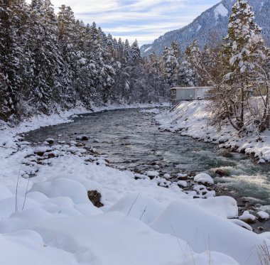 Soğuk kışta dağ nehri manzarası