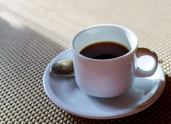 Fekete Kávé Fehér Csésze Asztalon — Stock Fotó