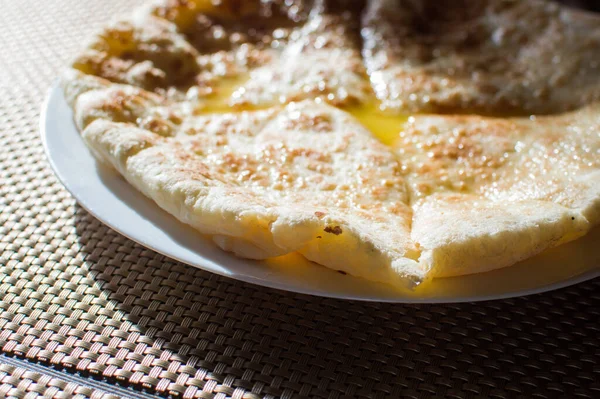 Hychin Brotkuchen Mit Kartoffelfüllung Traditionelle Kaukasische Küche Heiße Ossetische Torte — Stockfoto