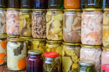 Sokak pazarında cam kavanozda mantar turşusu.